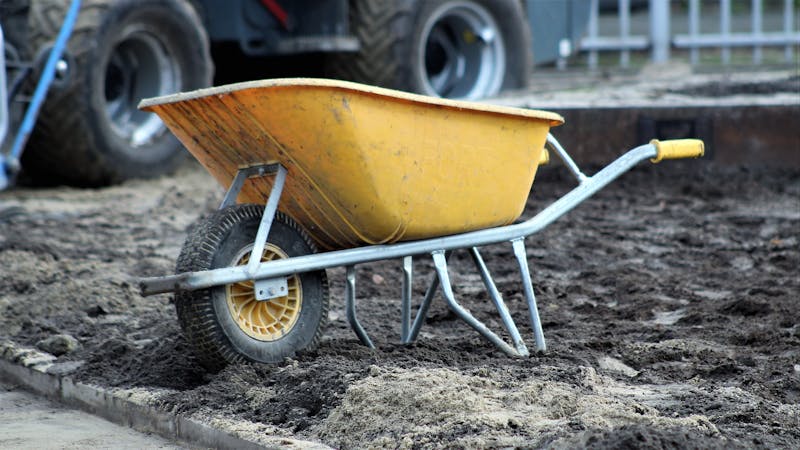 Fiskars long-handle garden shovel